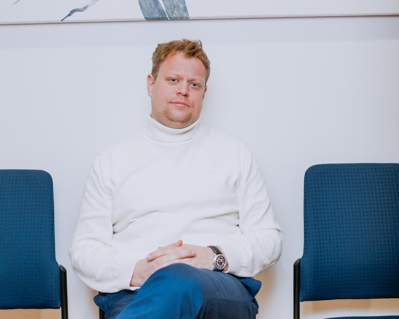 Konstantin Wamser sitzt auf einem Stuhl